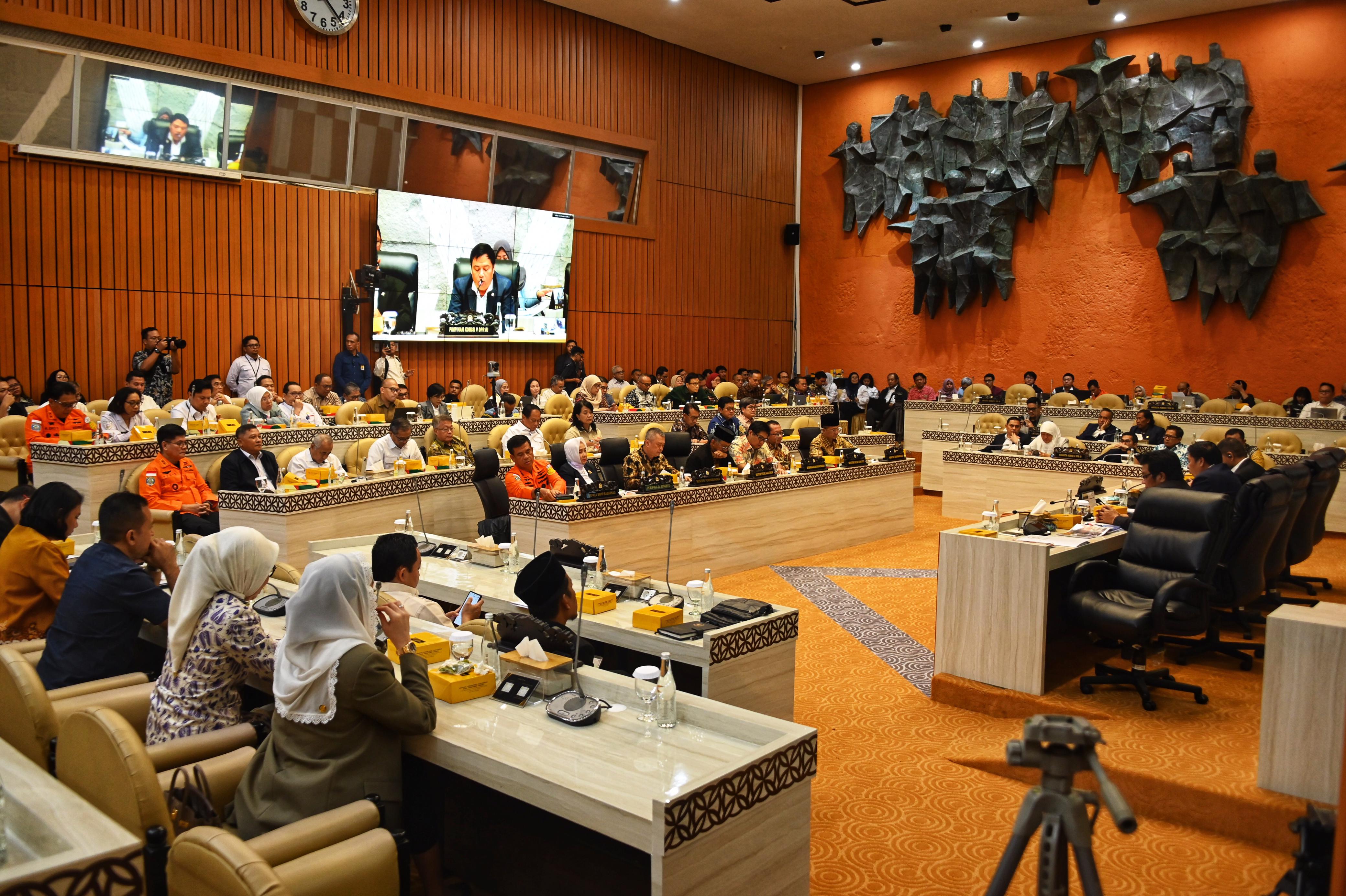 Menteri Perhubungan Dudy Purwagandhi saat menghadiri rapat kerja Komisi V DPR RI, di Senayan, Jakarta, Kamis (13/2).