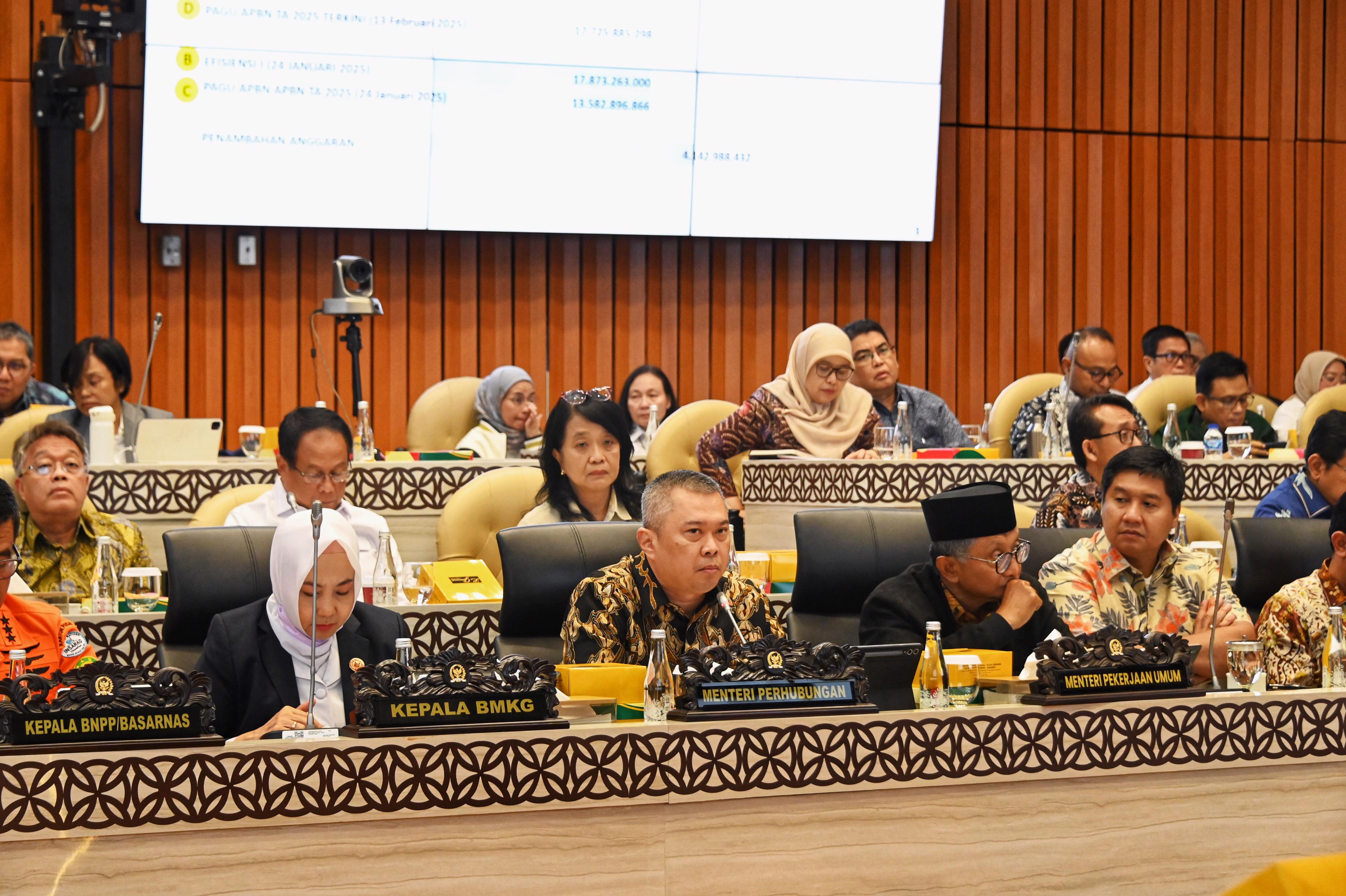 Menteri Perhubungan Dudy Purwagandhi saat menghadiri rapat kerja Komisi V DPR RI, di Senayan, Jakarta, Kamis (13/2).