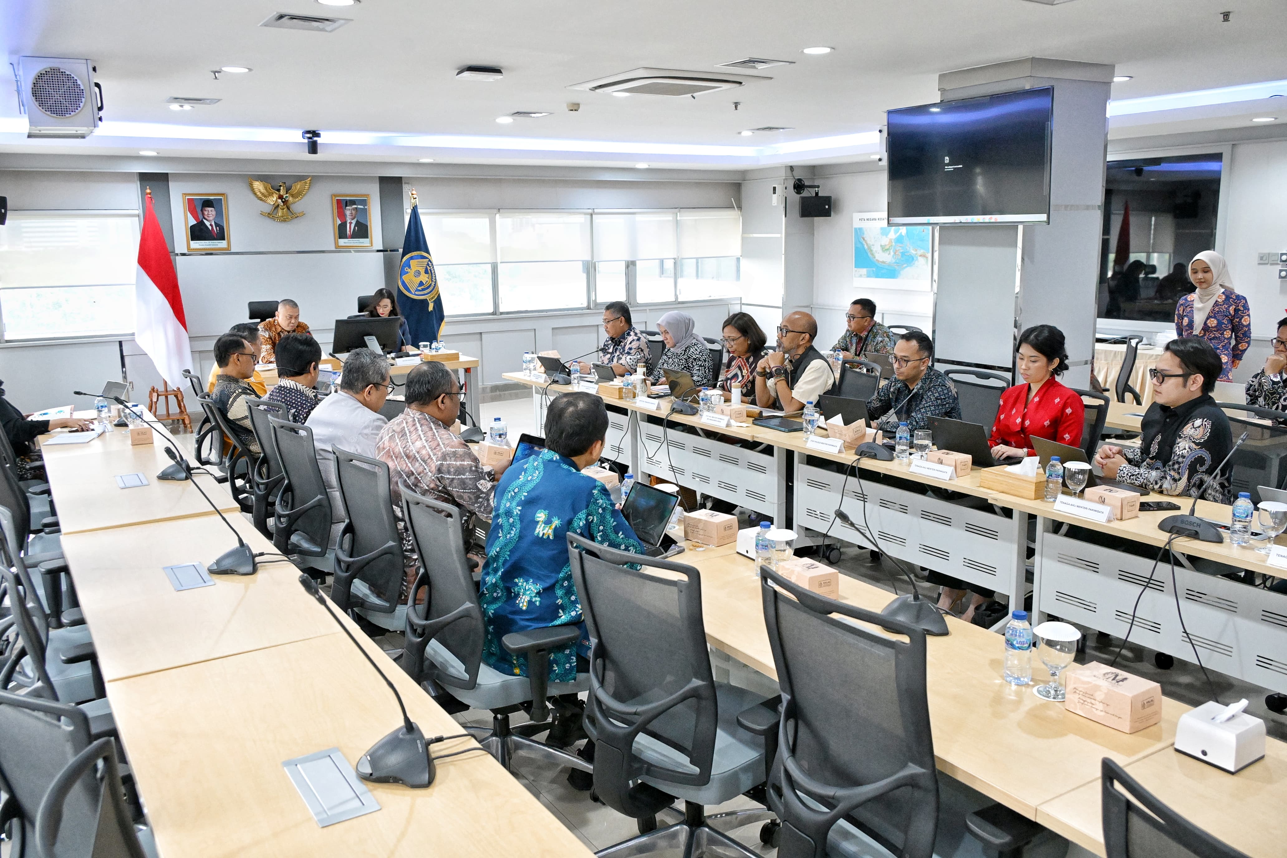 Menteri Perhubungan Dudy Purwagandhi menerima kunjungan Menteri Pariwisata Widiyanthi Putri Wardhana di Kantor Pusat Kementerian Perhubungan, Jakarta, Jumat (31/1).