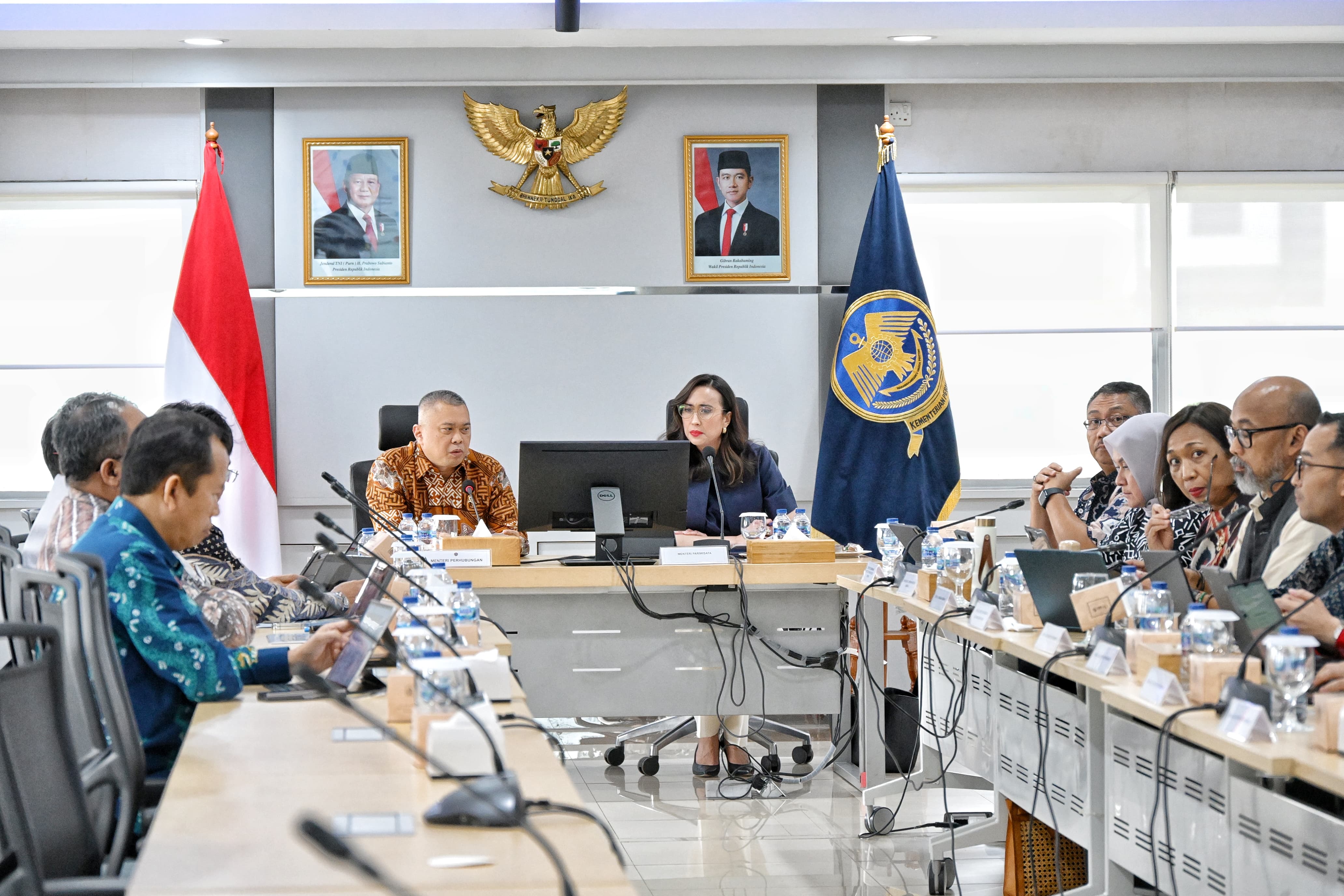 Menteri Perhubungan Dudy Purwagandhi menerima kunjungan Menteri Pariwisata Widiyanthi Putri Wardhana di Kantor Pusat Kementerian Perhubungan, Jakarta, Jumat (31/1).